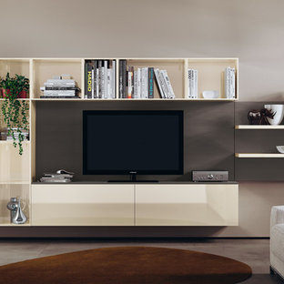 Immagine di un piccolo soggiorno minimalista aperto con pareti marroni e TV autoportante