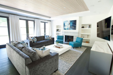 Trendy living room photo in Toronto