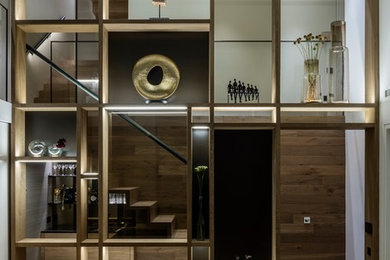 Mittelgroße Moderne Holztreppe in L-Form mit Holz-Setzstufen und Stahlgeländer in London