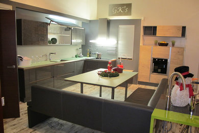 Trendy kitchen photo in Miami