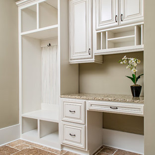 Idéer för små lantliga arbetsrum, med beige väggar, ett inbyggt skrivbord, travertin golv och beiget golv