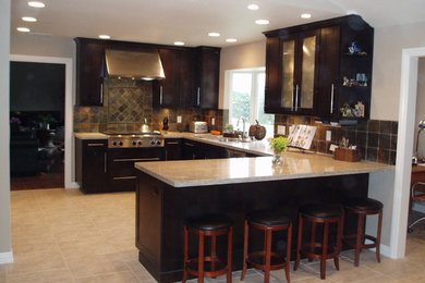 Example of a kitchen design in Orange County