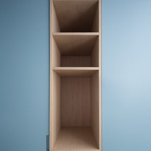 На фото: с высоким бюджетом большие гостиные-столовые в современном стиле с белыми стенами, бетонным полом, фасадом камина из бетона и серым полом без камина