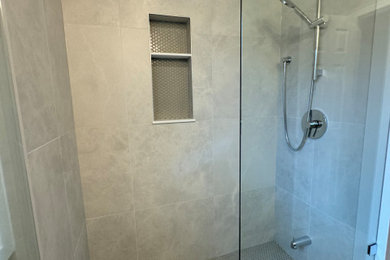 Transitional bathroom photo in Toronto