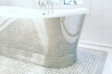 Свежая идея для дизайна: ванная комната в стиле неоклассика (современная классика) с отдельно стоящей ванной, белой плиткой, мраморной плиткой, белыми стенами, мраморной столешницей и белым полом - отличное фото интерьера