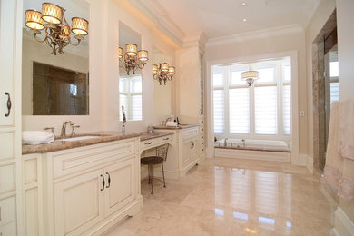 Example of a classic bathroom design in Toronto