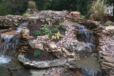 Imagen de jardín clásico renovado pequeño en patio trasero con estanque, exposición total al sol y adoquines de piedra natural