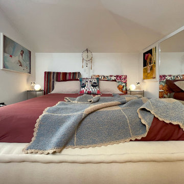 Camera da letto con guardaroba in attico mansardato