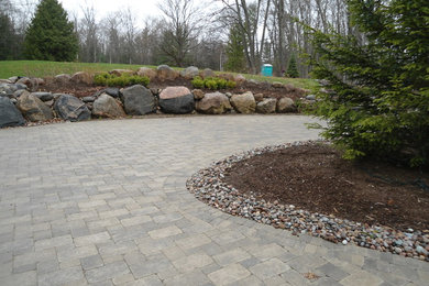 Inspiration for a traditional landscaping in Toronto.