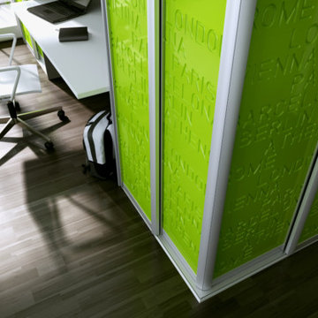Jugendzimmer mit integriertem Schreibtisch, Schiebetürenschrank und Bett.