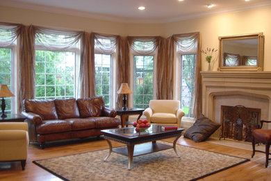 Design ideas for a traditional living room in Chicago.