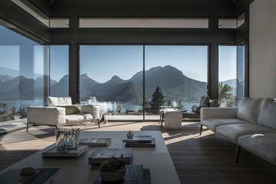 Immagine di un soggiorno design aperto con pavimento in legno massello medio