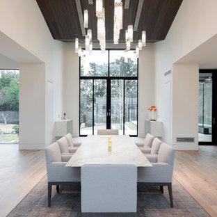 ダラスの中サイズのコンテンポラリースタイルのLDKの画像 (白い壁、淡色無垢フローリング、暖炉なし、ベージュの床)