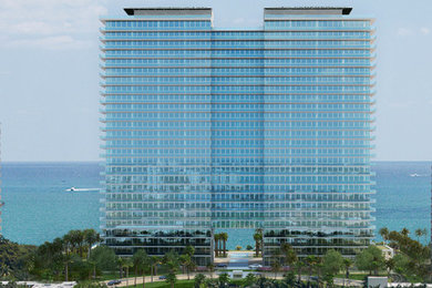 Foto de fachada contemporánea extra grande de tres plantas con revestimiento de vidrio