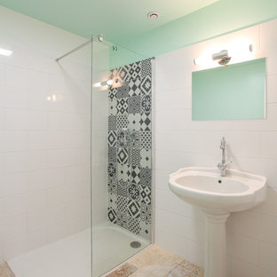 Ispirazione per una stanza da bagno con doccia moderna di medie dimensioni con doccia ad angolo, piastrelle bianche, pareti bianche, pavimento in terracotta e lavabo a colonna