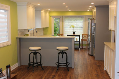Example of a mid-sized transitional u-shaped dark wood floor and brown floor eat-in kitchen design in Toronto with a farmhouse sink, shaker cabinets, gray cabinets, quartz countertops, multicolored backsplash, marble backsplash, stainless steel appliances and a peninsula
