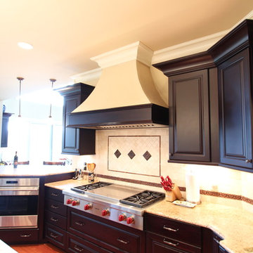 48 inch Range Top in Traditional Kitchen with Rich Warm Maple Cabinets