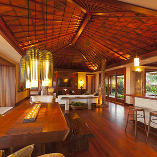 На фото: большая гостиная-столовая в морском стиле с бежевыми стенами и паркетным полом среднего тона без камина с