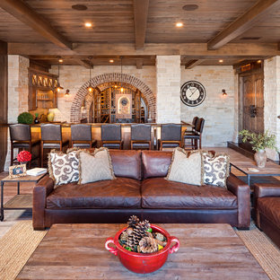 Imagen de sótano con puerta rústico, grande, con paredes beige, suelo de madera clara, chimenea de esquina y suelo beige