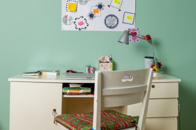 Mittelgroßes Modernes Arbeitszimmer mit Arbeitsplatz, blauer Wandfarbe, hellem Holzboden, freistehendem Schreibtisch und braunem Boden in Sonstige