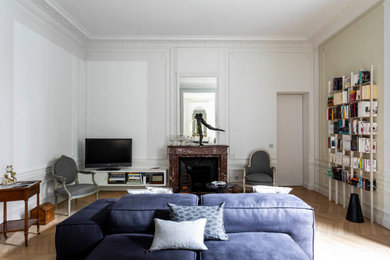 Design ideas for a contemporary living room in Paris with light hardwood flooring.