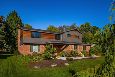 Diseño de fachada de casa gris y negra vintage grande de dos plantas con revestimientos combinados, tejado a dos aguas, tejado de teja de madera y tablilla