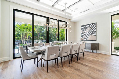 Dining room - dining room idea in Miami