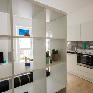 カリアリの小さいコンテンポラリースタイルのLDKの画像 (磁器タイルの床)