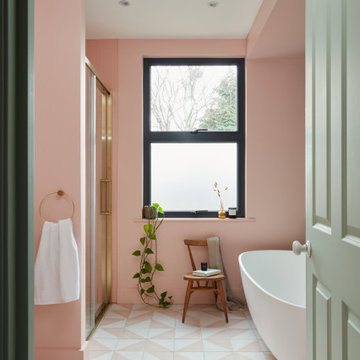 Colourful Yet Calm Family Home - Bathroom