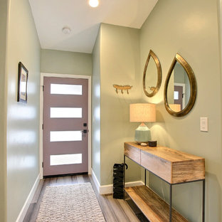 他の地域の中サイズの片開きドアモダンスタイルのおしゃれな玄関ドア (緑の壁、竹フローリング、紫のドア、グレーの床) の写真