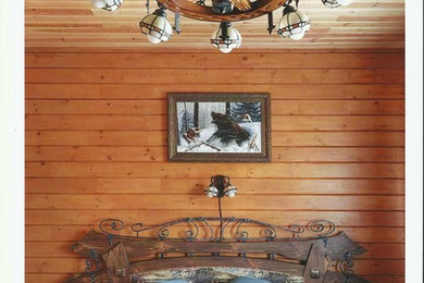 Стильный дизайн: хозяйская спальня среднего размера в стиле рустика с бежевыми стенами и деревянным полом без камина - последний тренд