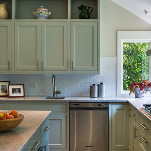 Пример оригинального дизайна интерьера: маленькая угловая кухня в стиле кантри с фасадами с декоративным кантом, зелеными фасадами, островом, обеденным столом, врезной раковиной, мраморной столешницей, белым фартуком, фартуком из плитки кабанчик, техникой из нержавеющей стали и полом из травертина