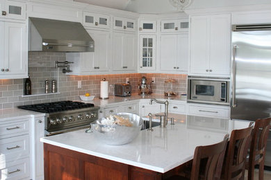 Elegant kitchen photo in New York