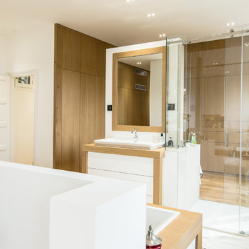 Salle de bains en médium laqué blanc mat sur fond de chêne huilé
