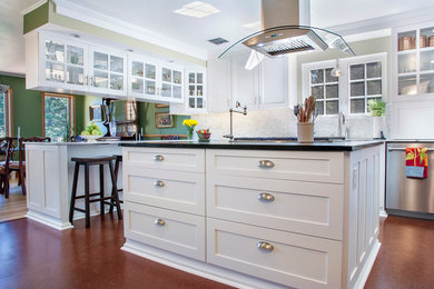 Kitchen - traditional kitchen idea in Seattle