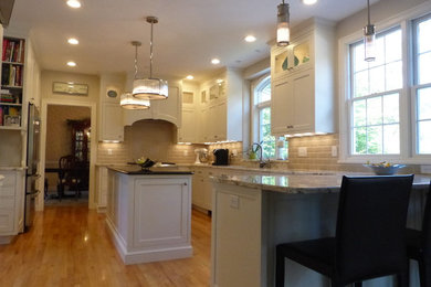 Kitchen - traditional kitchen idea in Boston