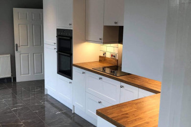 Mid-sized minimalist l-shaped eat-in kitchen photo in New York