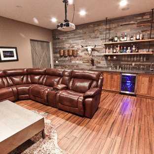 サンフランシスコの中サイズのおしゃれなウェットバー (アンダーカウンターシンク、落し込みパネル扉のキャビネット、中間色木目調キャビネット、大理石カウンター、竹フローリング、グレーのキッチンパネル) の写真