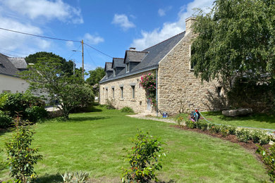 Cette photo montre une maison nature de taille moyenne.