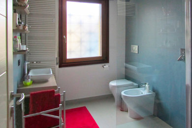 Ispirazione per una piccola stanza da bagno con doccia minimal con nessun'anta, ante beige, doccia a filo pavimento, WC a due pezzi, piastrelle blu, piastrelle in ceramica, pareti bianche, pavimento con piastrelle in ceramica, lavabo a bacinella, top in laminato, pavimento grigio, doccia aperta e top beige