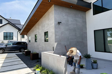 Home design - mid-century modern home design idea in Austin