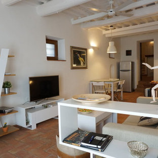 Idéer för funkis allrum med öppen planlösning, med vita väggar och tegelgolv