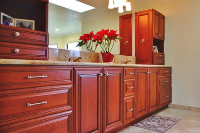 Bathroom - traditional bathroom idea in Sacramento