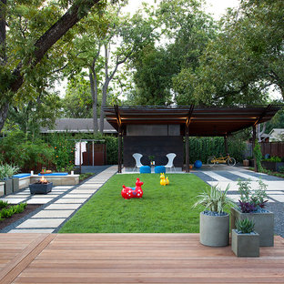 Idées déco pour un jardin contemporain avec un foyer extérieur, une exposition partiellement ombragée et des pavés en béton.