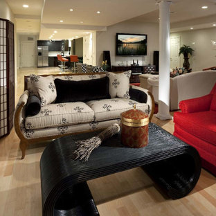 Idee per una grande taverna etnica con parquet chiaro e pavimento marrone