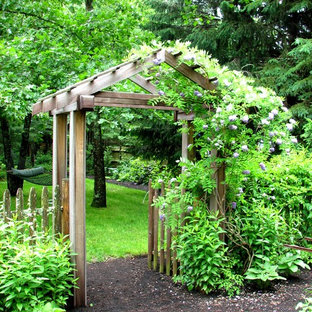 ボストンの春の、大きいトラディショナルスタイルのおしゃれな前庭 (日陰、庭への小道、マルチング舗装) の写真