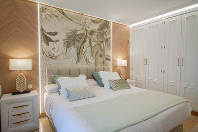 Ejemplo de dormitorio principal y beige y blanco contemporáneo de tamaño medio con paredes blancas, suelo de mármol, suelo beige y todos los diseños de techos