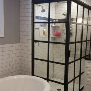 Esempio di una stanza da bagno padronale moderna di medie dimensioni con ante in stile shaker, ante bianche, vasca freestanding, doccia ad angolo, WC monopezzo, piastrelle bianche, piastrelle diamantate, pareti grigie, pavimento in ardesia, lavabo a bacinella, top in granito, pavimento grigio e porta doccia a battente