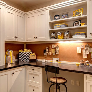 Inspiration för klassiska hobbyrum, med ett inbyggt skrivbord