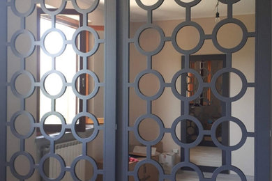 Foto di un armadio o armadio a muro unisex minimal di medie dimensioni con pavimento in gres porcellanato